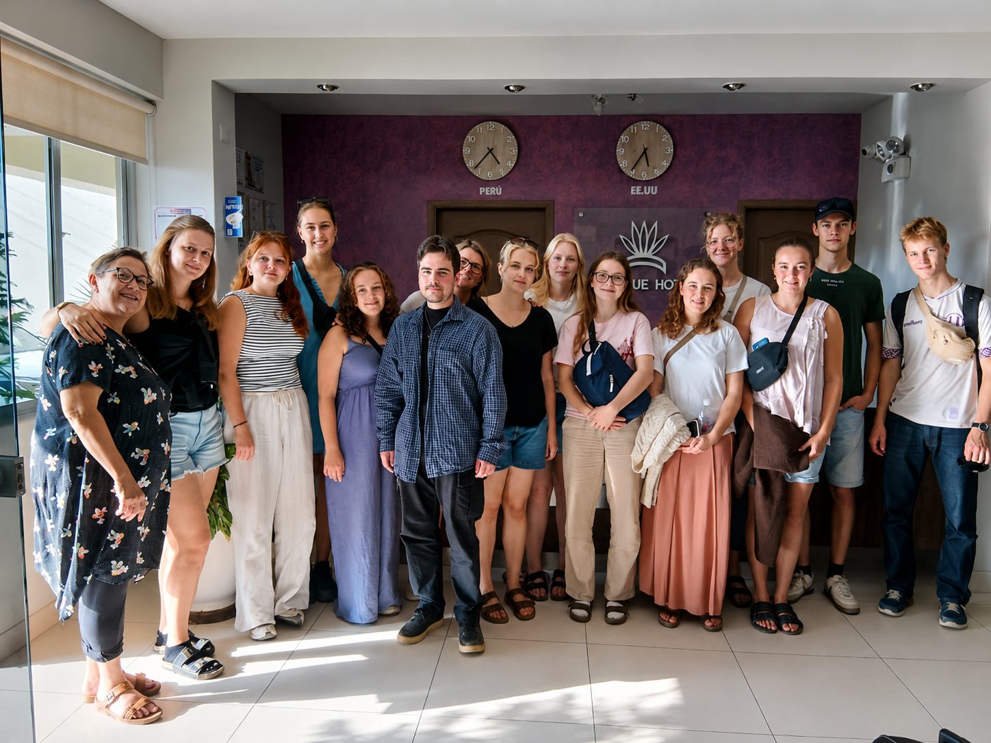 Grupo de huéspedes alojados en el Cacique Hotel, en el lobby del hotel