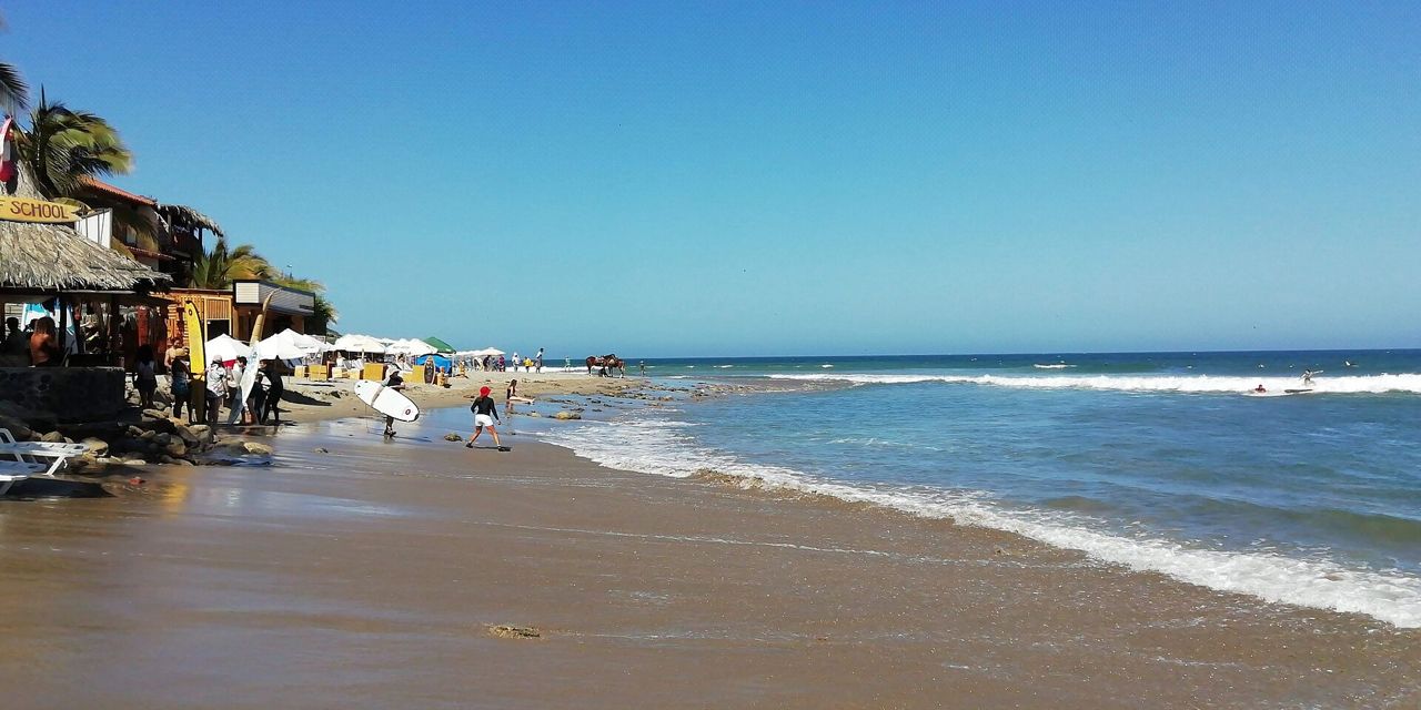 Playa de Máncora, al norte de Piura
