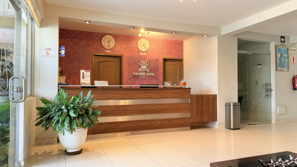 Recepción y lobby del Cacique Hotel, con atención las 24 horas