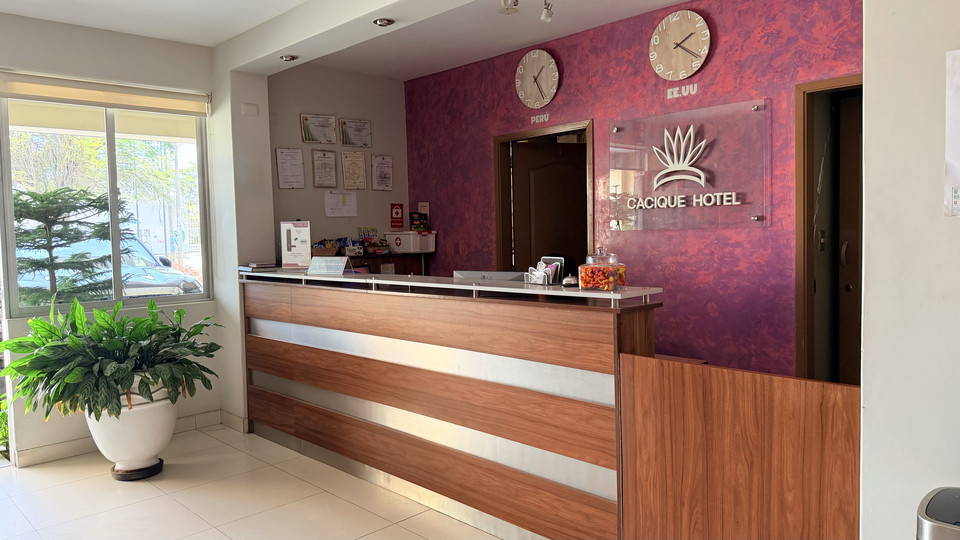 Recepción del Cacique Hotel con relojes de horarios internacionales