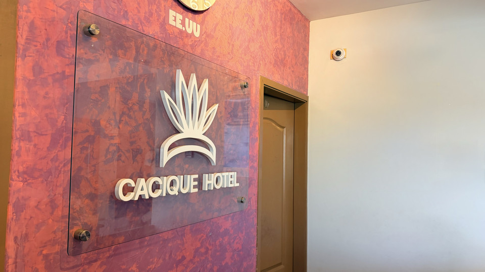 Logotipo del Cacique Hotel en el muro del lobby, junto al ascensor