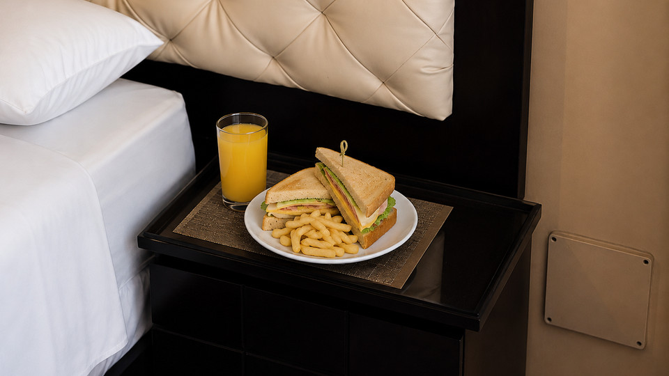 Sándwich, papas y jugo servidos en la habitación del Cacique Hotel